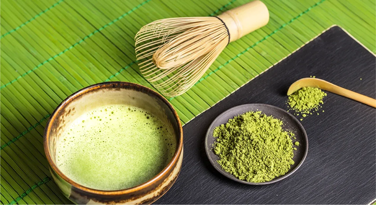 茶碗に点てた抹茶と茶筅