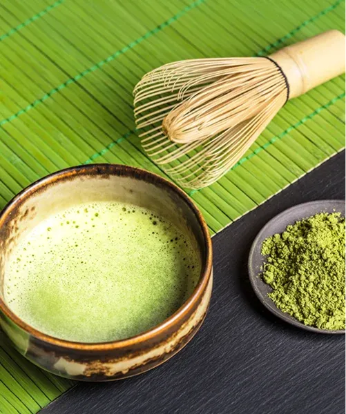 茶碗に点てた抹茶と茶筅