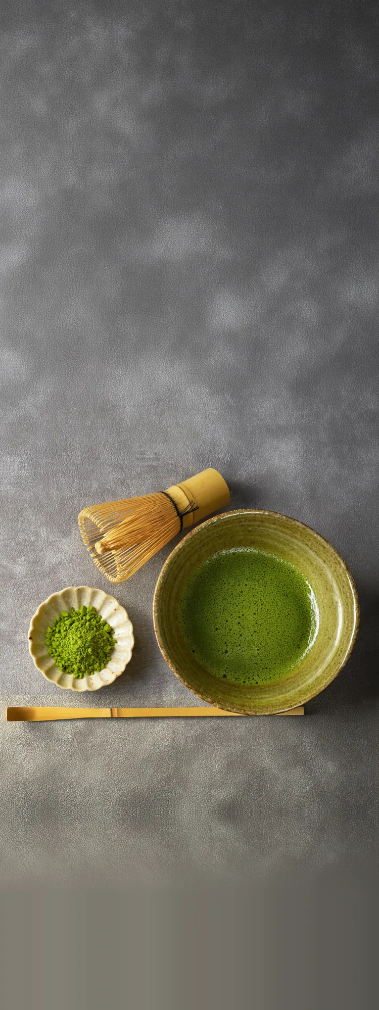 茶碗に点てた業務用抹茶と茶筅