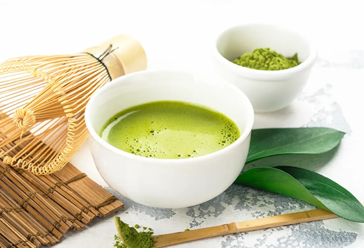 セレモニアルグレードの抹茶を茶筅で点てたところ